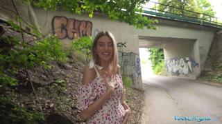 Explicit amateur displays her impressive backside in outdoor blowjob and banging session