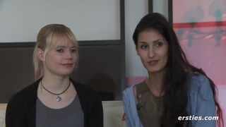 Geile deutsche Mädels haben Spaß mit einem Doxy-Massagestab