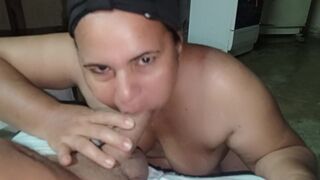 Estoy desesperada por mamar una polla cada día