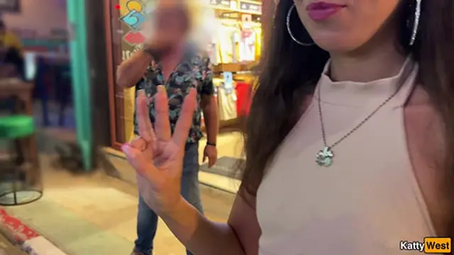 Забрал красотку на улице &mdash;  за деньги р