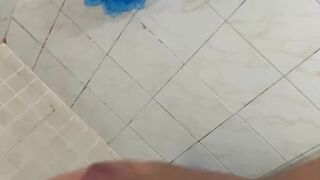 Tiro mi leche solito en el baño