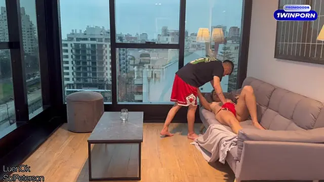 La encuentro desnuda en el sofá y termino llenándola de semen / LuenOk x Sol Peterson