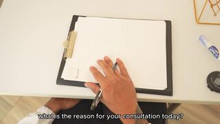 Doctor pervertido usa su polla grande como tratamiento para sexy joven 19 latina - Brittany T (POV)