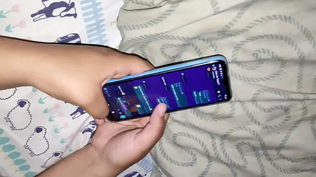 POV mi girlfriend hablaba con sus amigas y me dio un beso en la boca para que no dijera nada