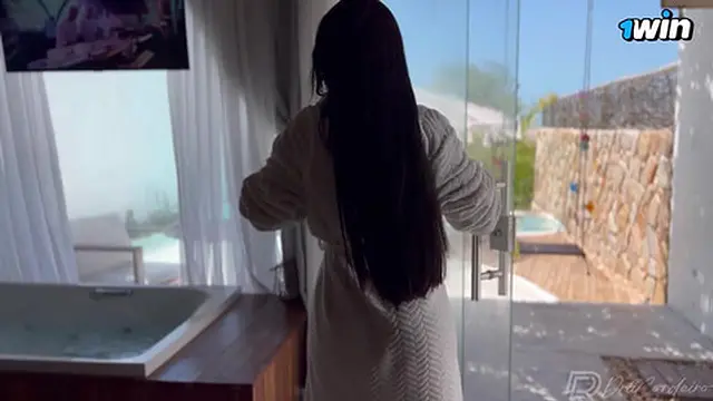 Brasileira linda joga jato de squirt na banheira de hidromassagem