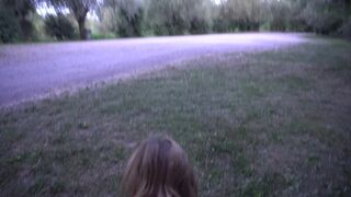 elle me branle sur le bord de la route puis je la prends en levrette et éjacule sur son petit anus