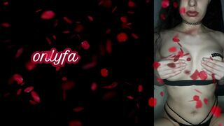 Masturbating my sweet pussy on camera