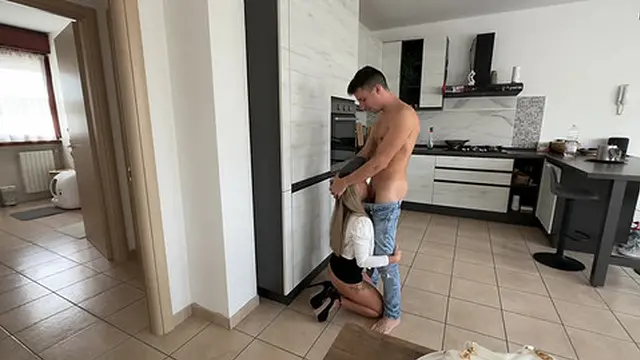 La fidanzata troia lo prenderà in culo per punizione!