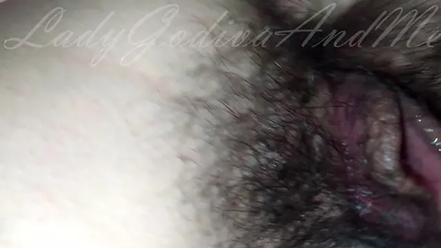 Maria Sofia al collegio gode con il professore di italiano mentre si lecca la fica pelosa