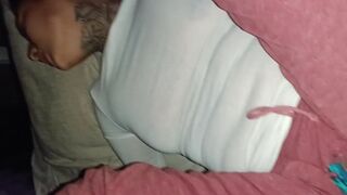 Suegro B  Entra en la madrugada a mi habitación y me folla duro por detrás