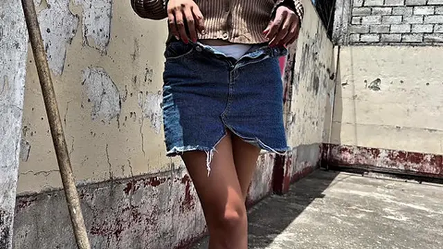 Vecina NALGONA me ayuda en casa &mdash;  y le pago con SEXO 