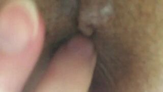 Похотливая Шлюха дрочит двумя пальцами анус, хочет член глубоко в попку и сперму в рот!