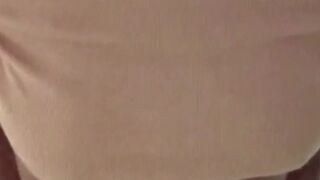 This pregnant woman knows how to seduce with her beautiful pussy 