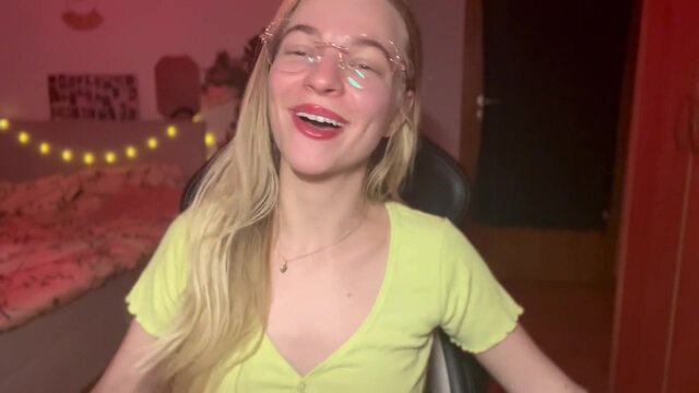 Amateur GF sucks tool and shows enormous jugs