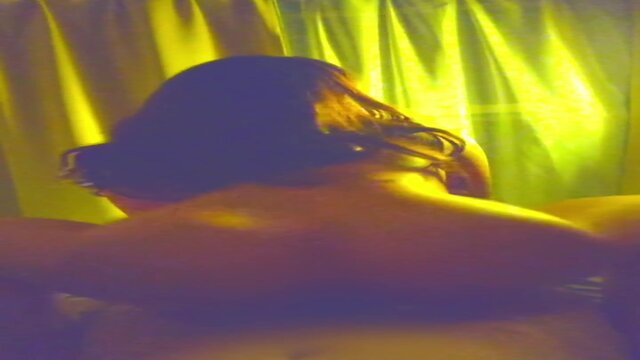 抱きしめる美尻の女子高生(19)は、最奥にぶち込まれた結果、エロすぎる反応を見せます。彼と彼女の素人ハメ撮りのシーンで、