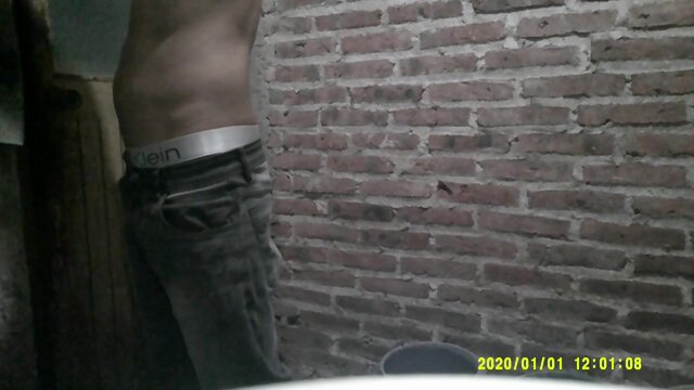 Sexy morena despierta desnuda después de un día laborable