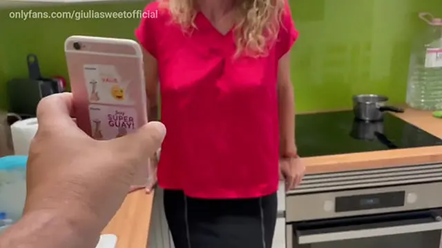 Amico del figlio scopri video pornici e vola fare