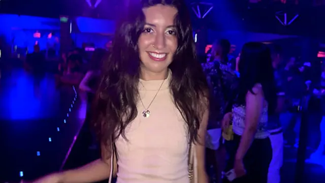 Girl lets herself be penetrated in all holes at a nightclub toilet