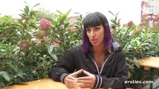 Sticky fingers, porcelain throne: Kali gets her cum-spraying, self-loving show going on in public.