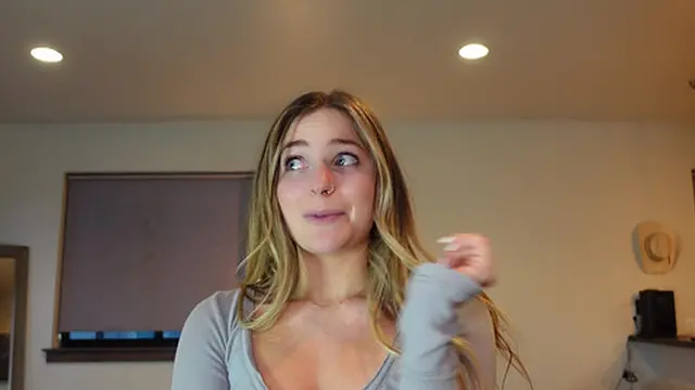 My roomie gets head over her recent ex to satisfy my horny🥵 cravings